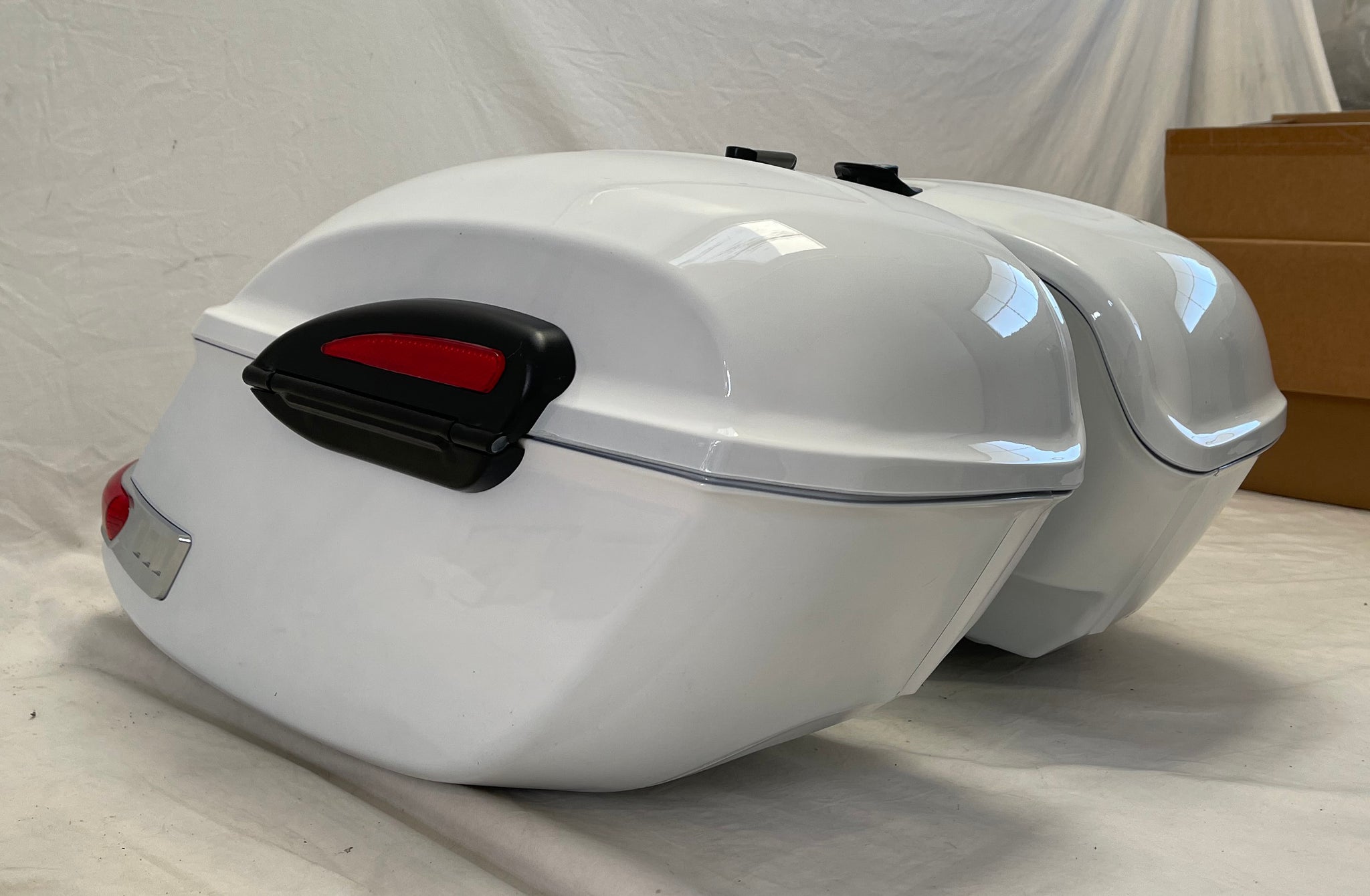 Universal RS Hard Saddlebags - Gloss White – Mutazu Inc.
