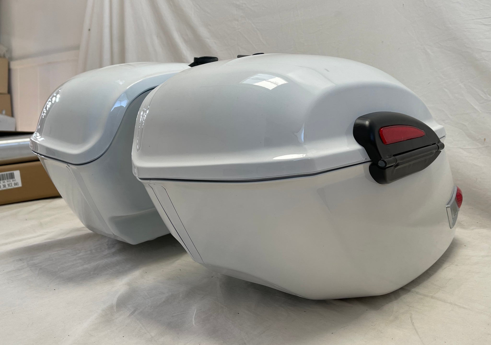 Universal RS Hard Saddlebags - Gloss White – Mutazu Inc.
